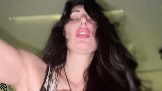 Chupando madura cums pulando na foda