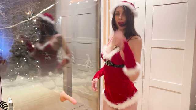 Niegrzeczna Sąsiadka nie wstydzi się pieprzyć się dildo