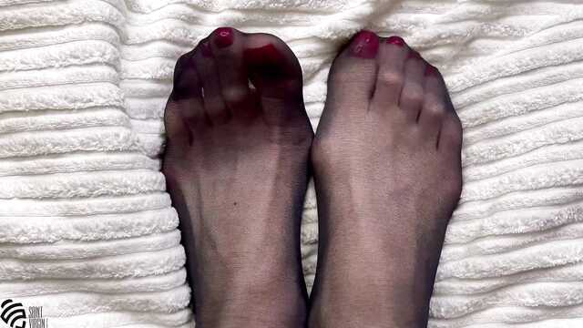 Fetysz stóp wali cipkę dildakiem