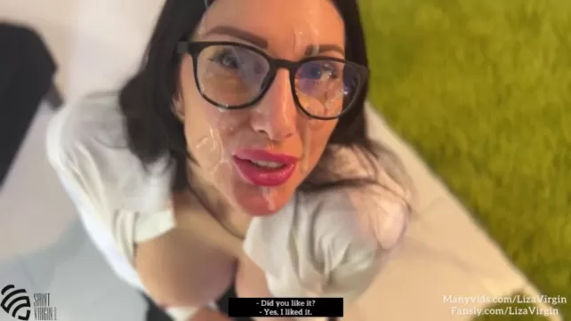 Ruso MILF con gafas hace mamada con corrida en la entrevista de trabajo