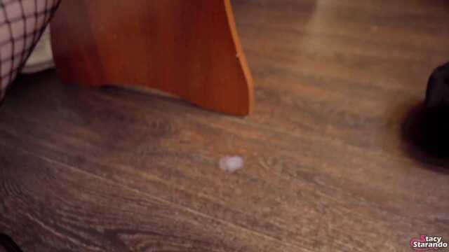 Кончил в киску аққұбалар және жалғастырды ебать оның әрі қарай