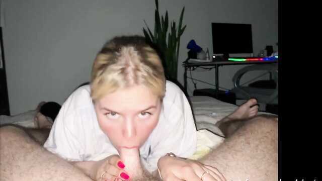 Вечер перестал быть томным, когда она взяла хуй в рот