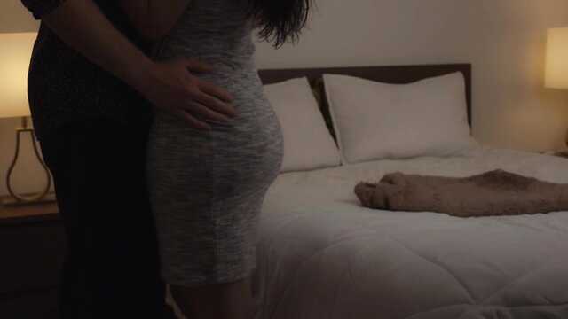 Dreiste Brünette gibt sich einen Fick, während sie vor den Augen der Puppe liegt