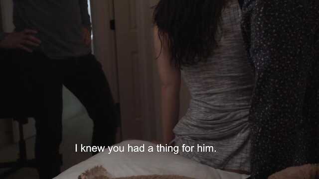 Dreiste Brünette gibt sich einen Fick, während sie vor den Augen der Puppe liegt