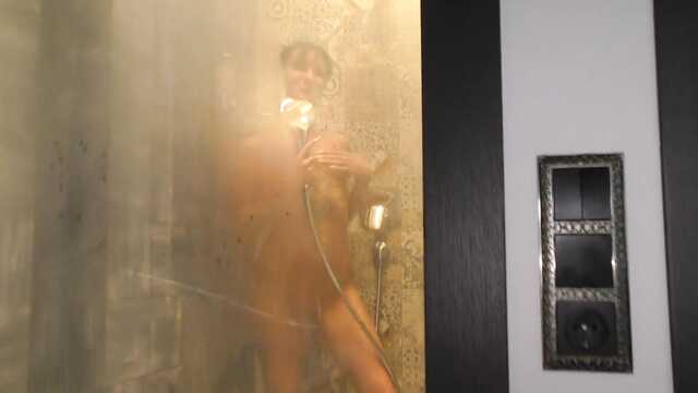 Gubia rusa morena se desnuda en la polla después de la mamada