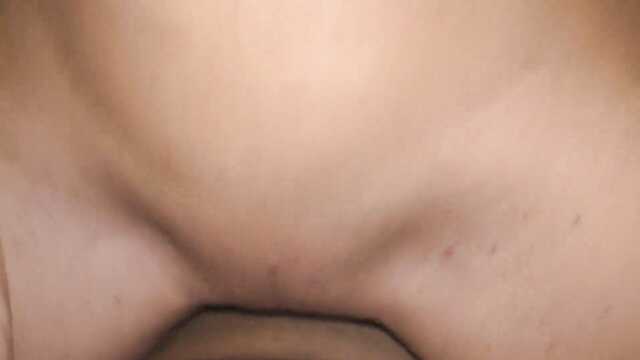 Gubia rusa morena se desnuda en la polla después de la mamada