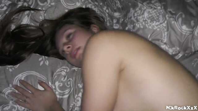 Heimlich schlich er sich in die Wohnung des Mädchens und fickte Sie