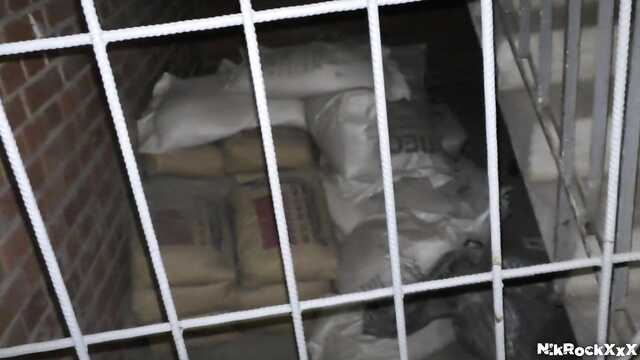 Heimlich schlich er sich in die Wohnung des Mädchens und fickte Sie