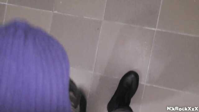 Heimlich schlich er sich in die Wohnung des Mädchens und fickte Sie