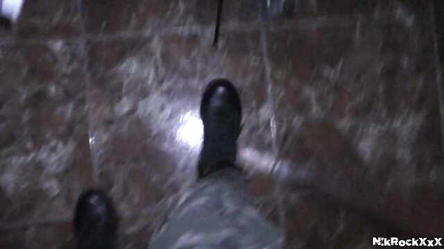 Heimlich schlich er sich in die Wohnung des Mädchens und fickte Sie