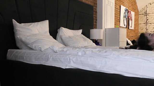 Madura cachonda chillidos en una polla gruesa