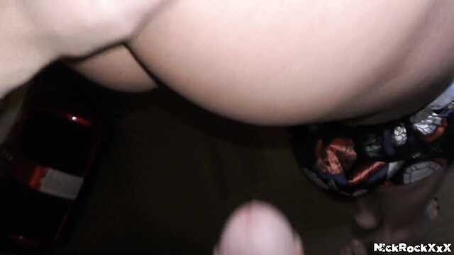 Всегда выходит навстречу соседке!