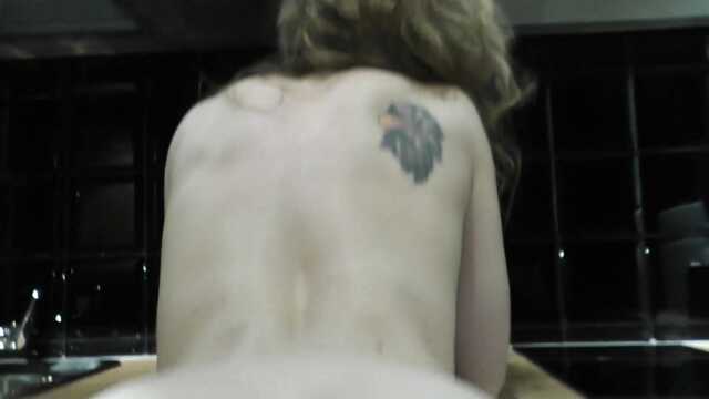 Ебет бритую киску улыбчивой девушки, а она сосет член