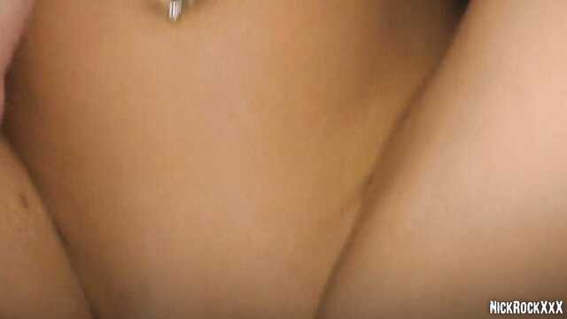 Еркелетеді аққұбалар ұзын стояком аузына және киску