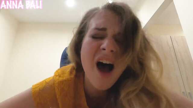 Piecze młodą damę przed przybyciem jej męża