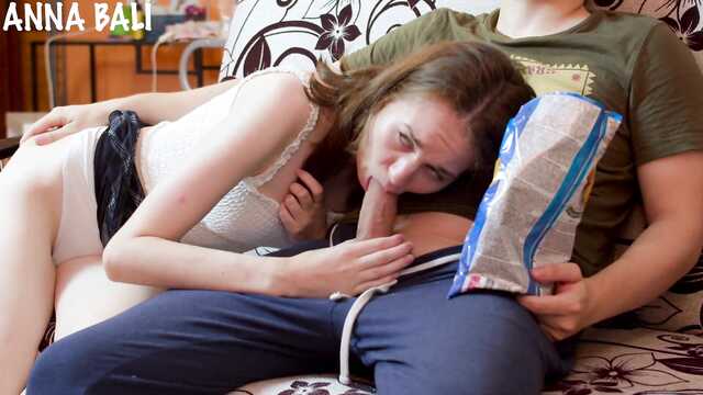 Сосала любовнику и чуть не попалась мужу