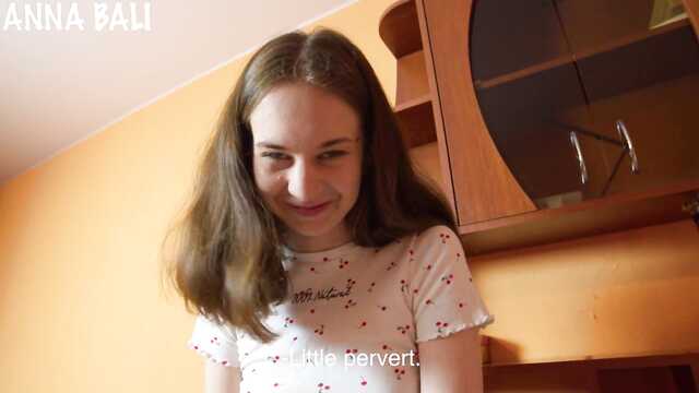 Znalazła masturbator brata i skłoniła go do seksu