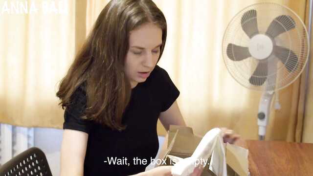 Удовлетворяет голодную соседку из-за косяка с посылкой