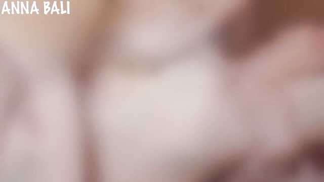 Сводная сестра ублажает брата, чтобы взял с собой в Анголу