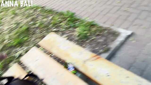 Młoda laska uwielbia się pieprzyć z nieznajomymi