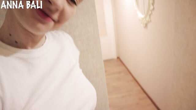 Młoda laska uwielbia się pieprzyć z nieznajomymi