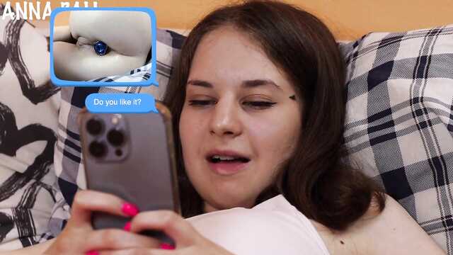 Показала чуваку из инета свою анальную пробку и он прибежал трахаться