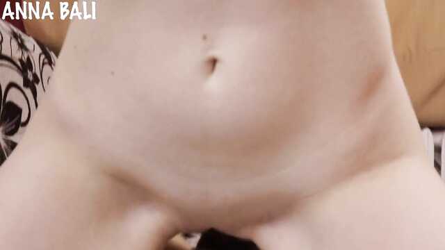 Cutie spłynęła na widok pieniędzy i rozłożyła nogi