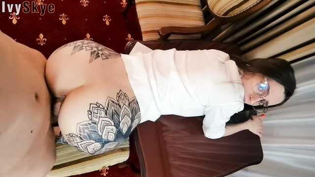 Нехай і цицьки маленькі, зате пизда містка