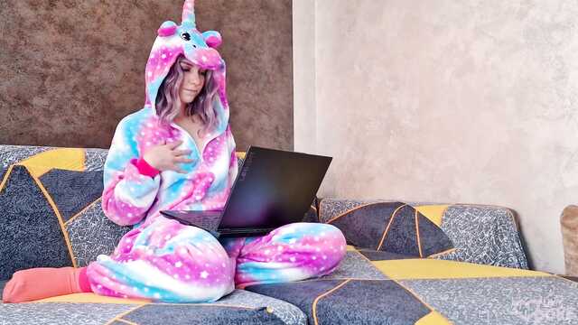 Novinha em Kigurumi freneticamente se masturbando em frente ao laptop