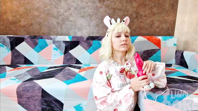 A mulher ficou sozinha em casa e sentou-se sozinha.