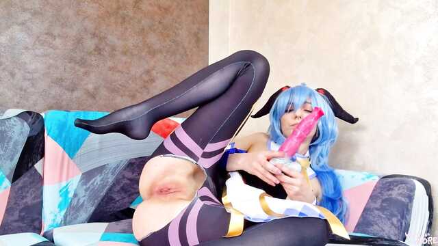 Cosplay-Modell reißt Ihre Muschi mit einem Spielzeug in verschiedenen Posen