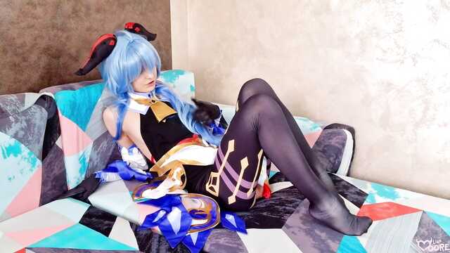 Cosplay-Modell reißt Ihre Muschi mit einem Spielzeug in verschiedenen Posen