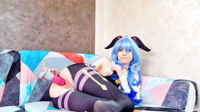 Cosplay-Modell reißt Ihre Muschi mit einem Spielzeug in verschiedenen Posen