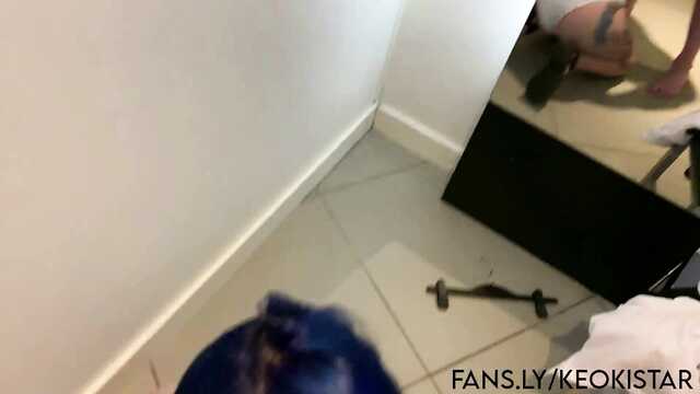 Brunetka obciąga transowi kutasa w przymierzalni