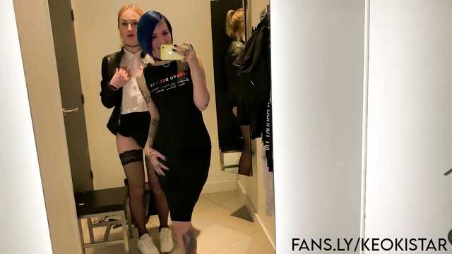 Brunetka obciąga transowi kutasa w przymierzalni