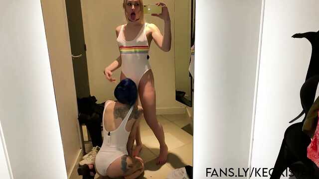 Brunetka obciąga transowi kutasa w przymierzalni