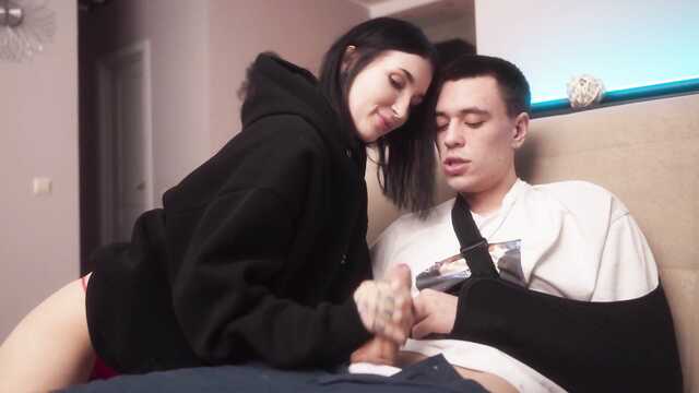 Мүмкін емес дрочить сынған қолымен-көмектесті көршісі