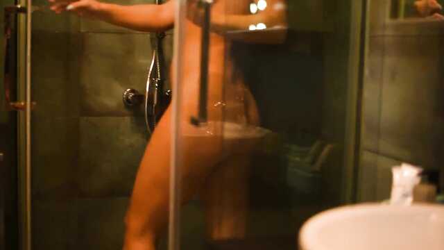 Lesya palcowania cipki strumieniami wody z głowicy prysznicowej