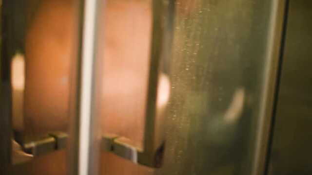 Lesya palcowania cipki strumieniami wody z głowicy prysznicowej