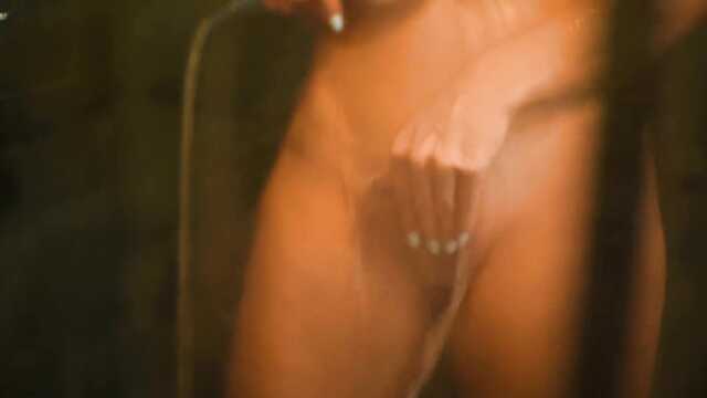 Lesya palcowania cipki strumieniami wody z głowicy prysznicowej