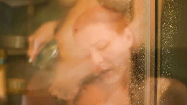 Lesya palcowania cipki strumieniami wody z głowicy prysznicowej