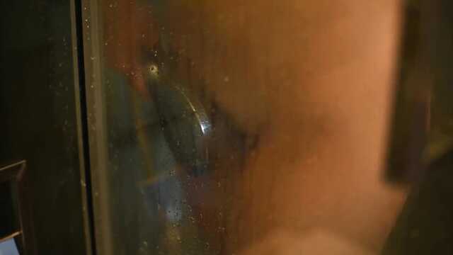 Lesya palcowania cipki strumieniami wody z głowicy prysznicowej