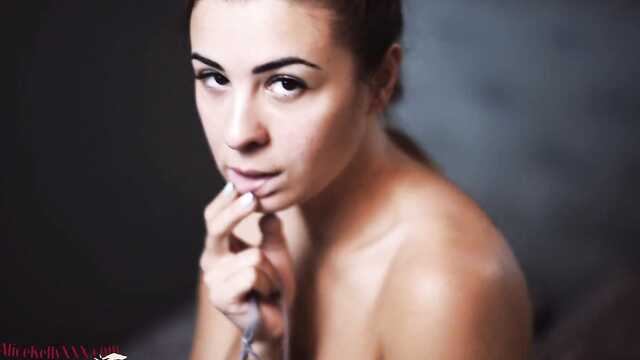 Пустотливі пальчики телички в білизні пестять сексуальне тіло