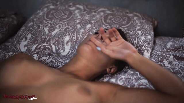 Пустотливі пальчики телички в білизні пестять сексуальне тіло