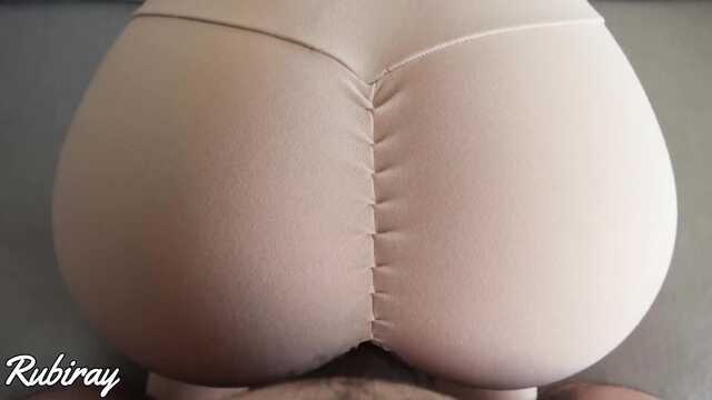 Er hat eine unersättliche Spielerin verarscht und ihre Hose abgerissen