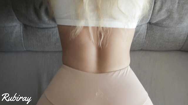 Er hat eine unersättliche Spielerin verarscht und ihre Hose abgerissen