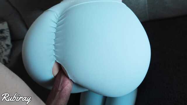 Déchiré son pantalon sur la femme et a fini sa chatte