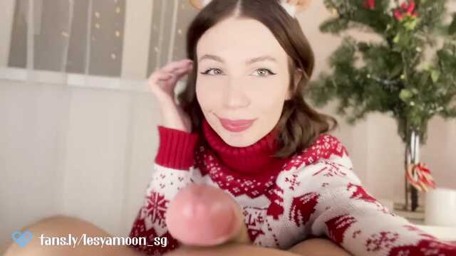 Для нее лучший подарок к Рождеству - это хуй во рту