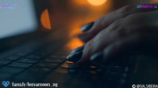 Впервые на Хеллоуин подруги испробовали страпон