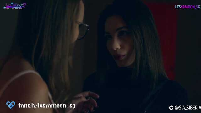 Впервые на Хеллоуин подруги испробовали страпон